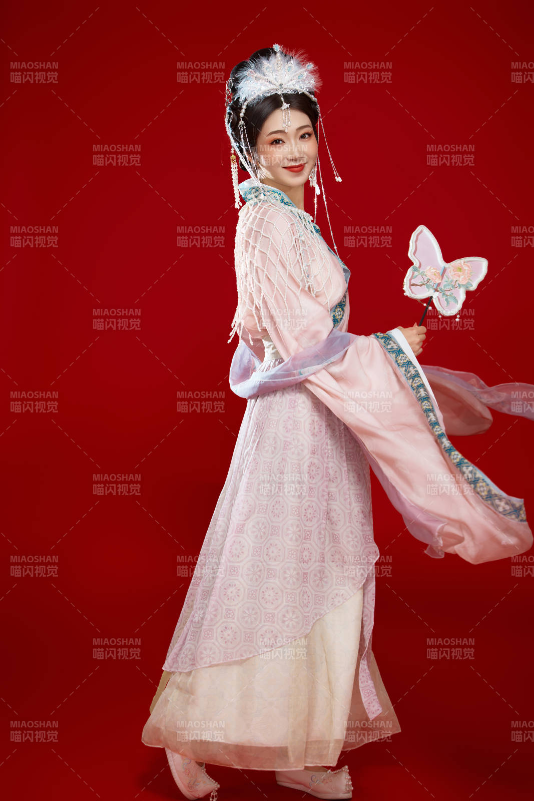 紅色背景下身穿中國明朝簪花發飾漢服的美女