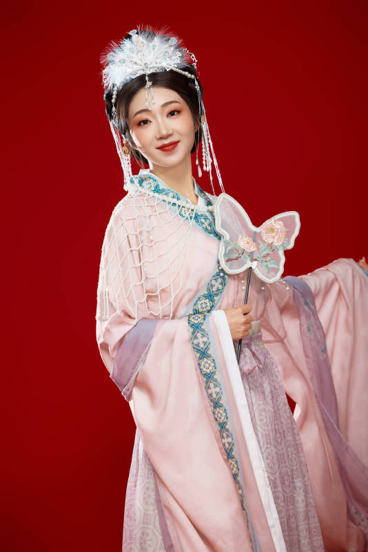 红色背景下身穿中国明朝簪花发饰汉服的美女