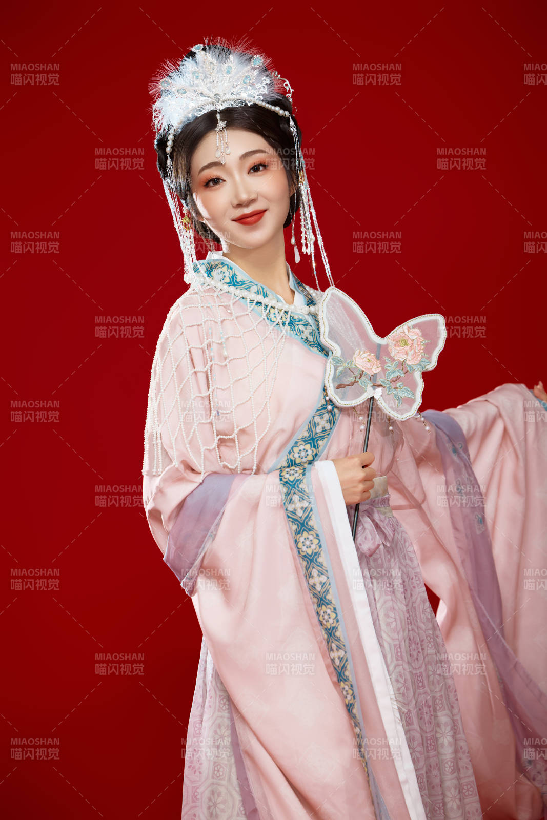 红色背景下身穿中国明朝簪花发饰汉服的美女