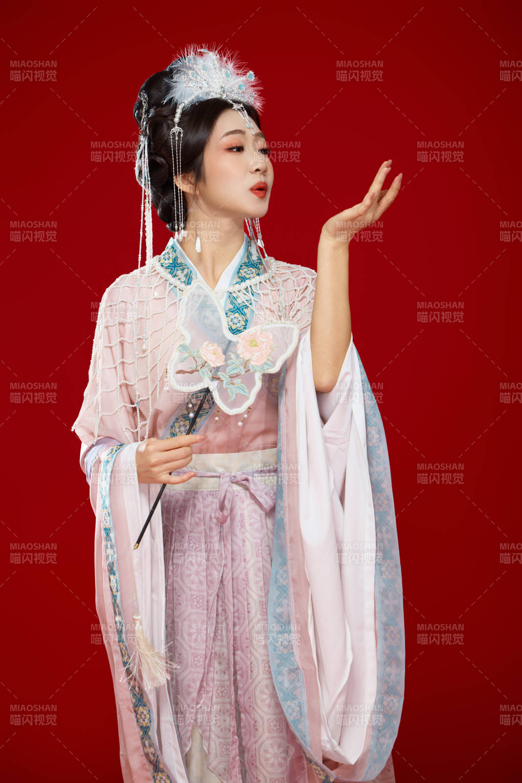 红色背景下身穿中国明朝簪花发饰汉服的美女