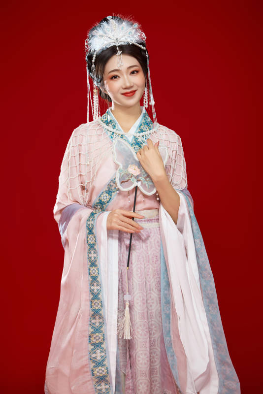 红色背景下身穿中国明朝簪花发饰汉服的美女