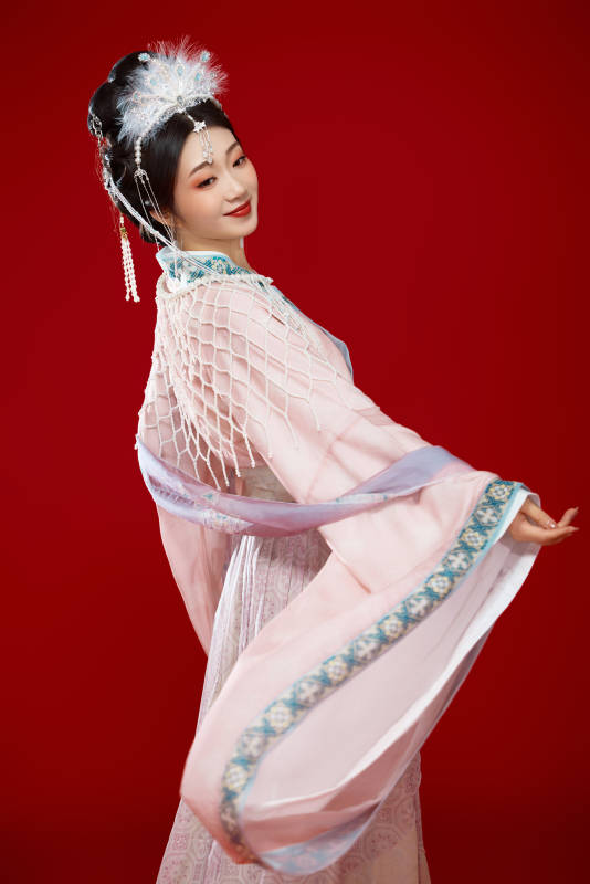 紅色背景下身穿中國明朝簪花發飾漢服的美女