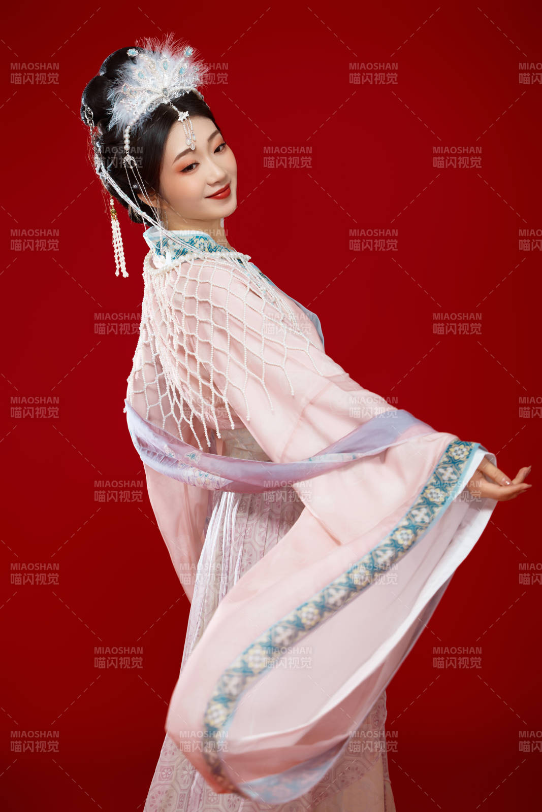 紅色背景下身穿中國明朝簪花發(fā)飾漢服的美女