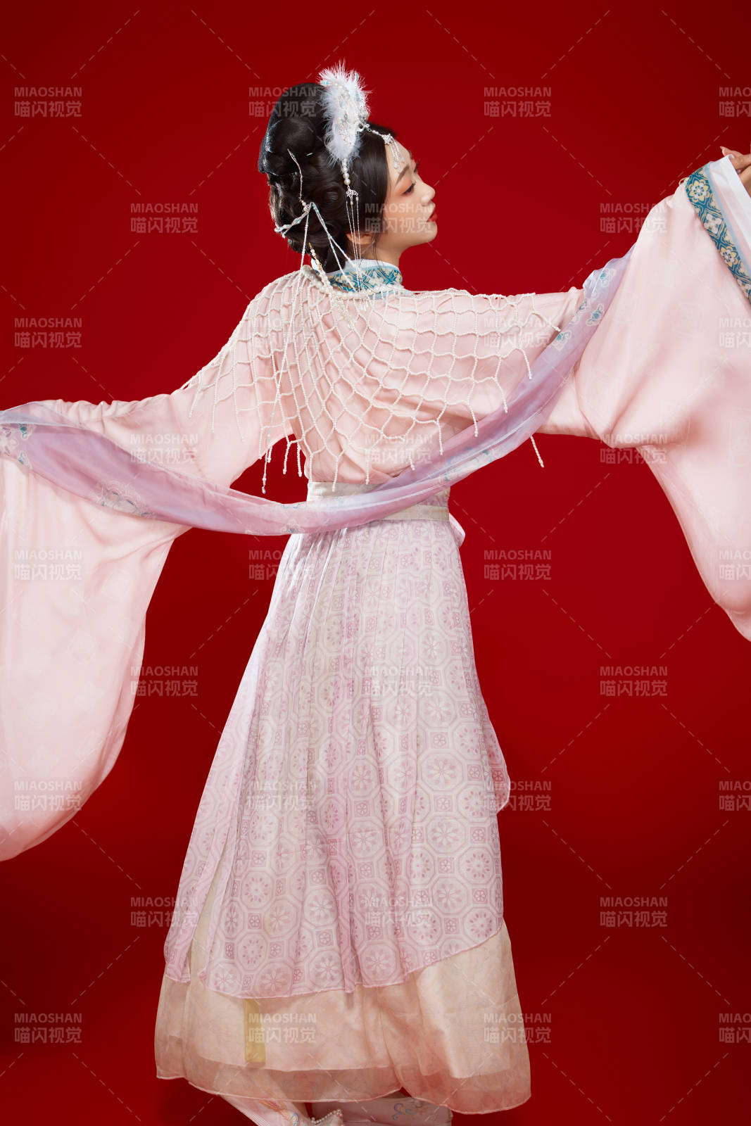 红色背景下身穿中国明朝簪花发饰汉服的美女