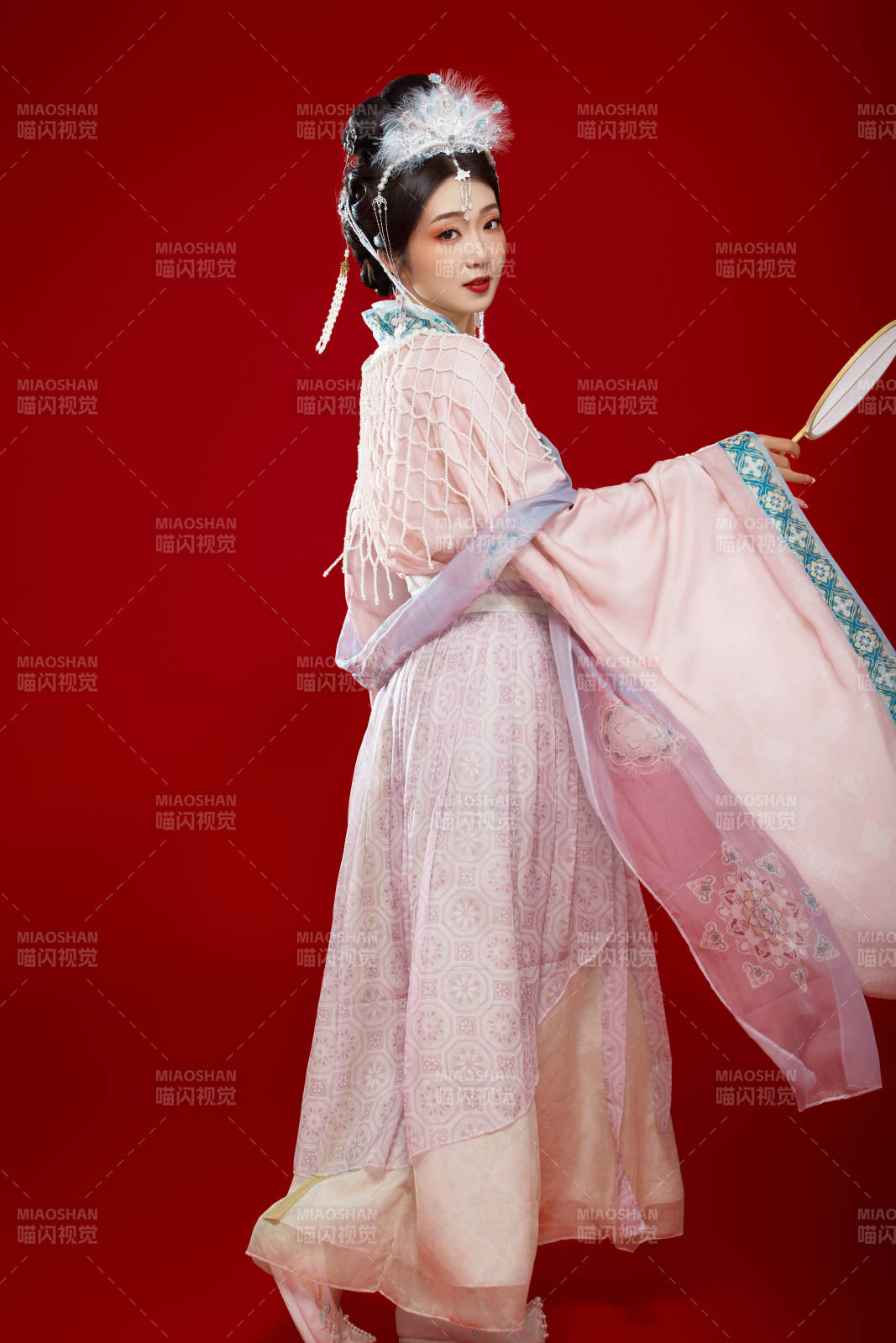 红色背景下身穿中国明朝簪花发饰汉服的美女