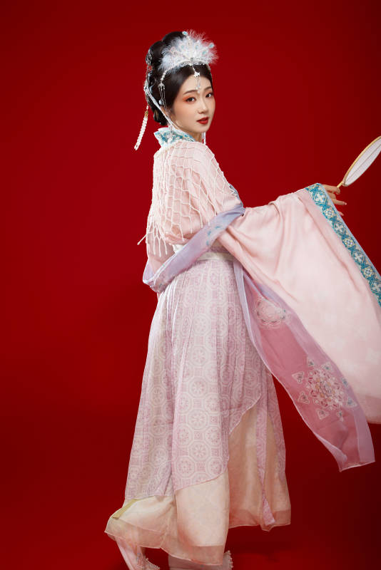 红色背景下身穿中国明朝簪花发饰汉服的美女