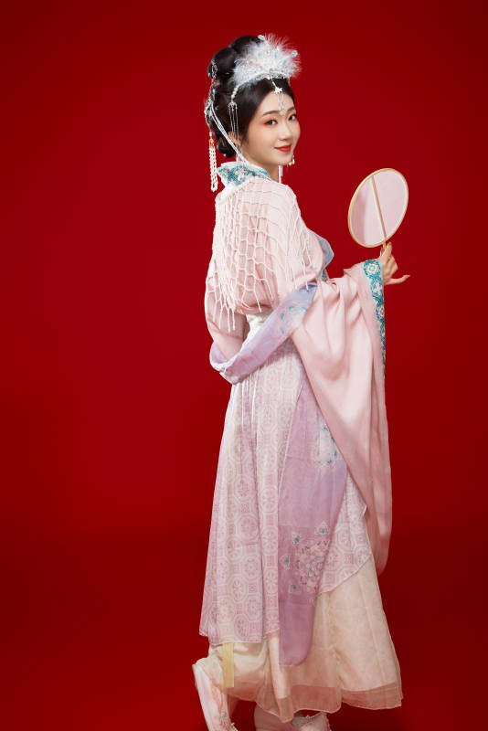 红色背景下身穿中国明朝簪花发饰汉服的美女