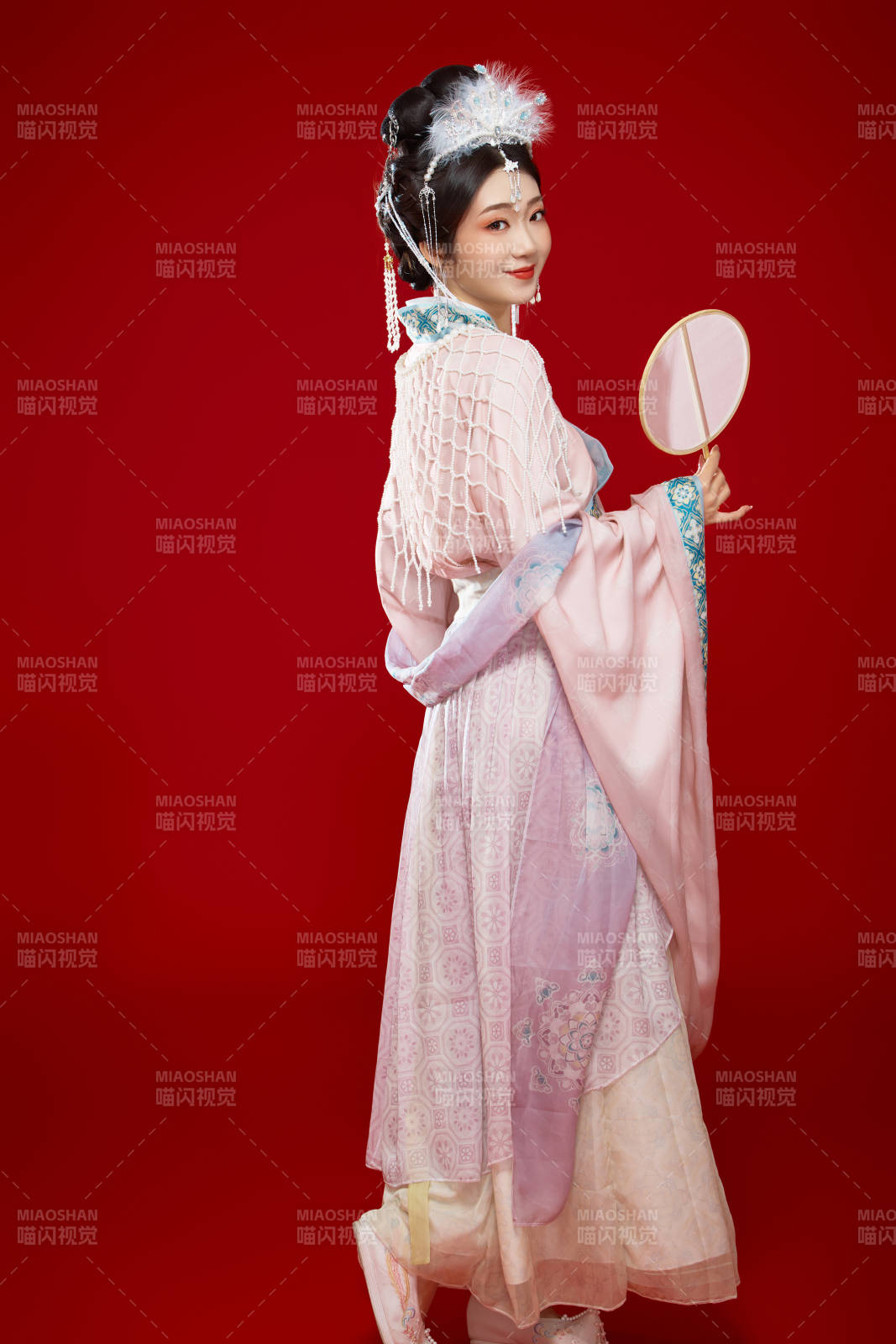 红色背景下身穿中国明朝簪花发饰汉服的美女