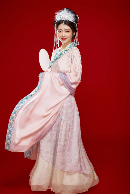 红色背景下身穿中国明朝簪花发饰汉服的美女