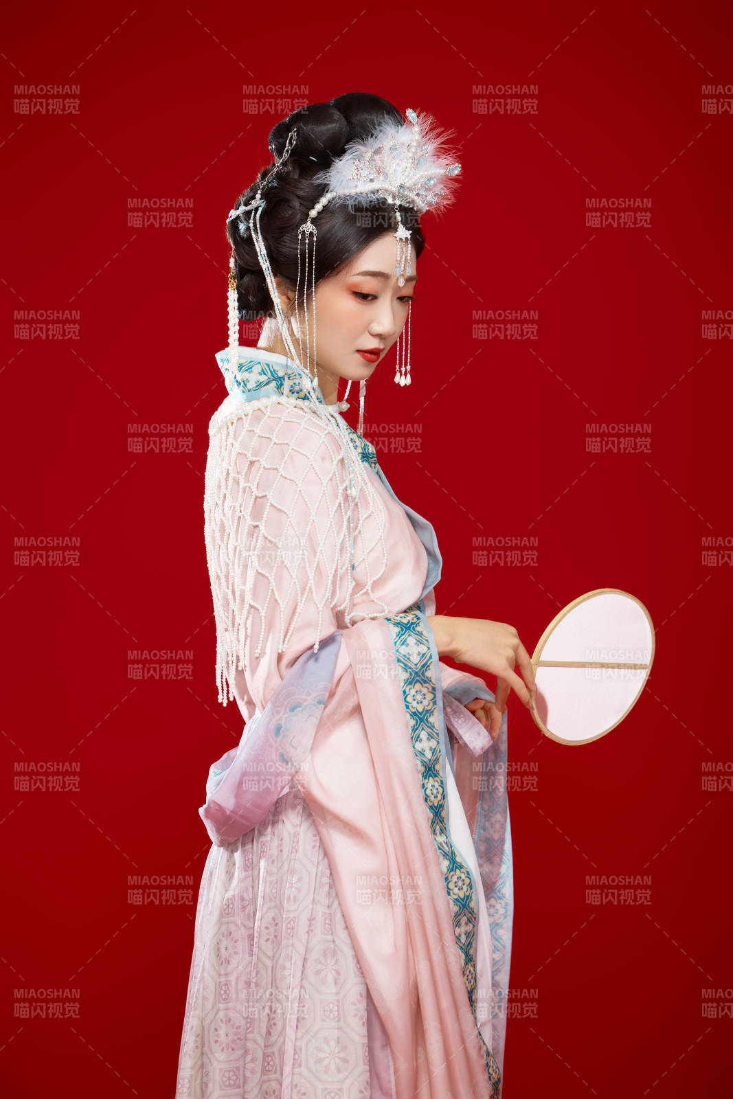 红色背景下身穿中国明朝簪花发饰汉服的美女