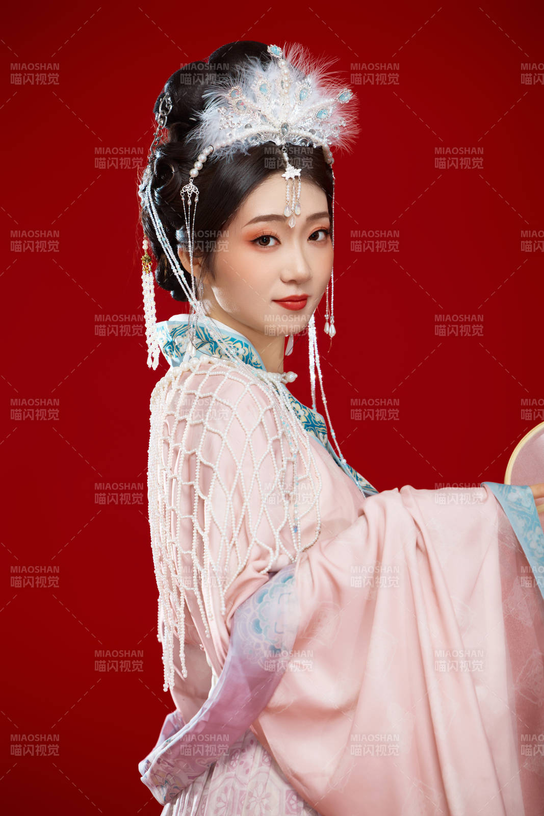 紅色背景下身穿中國(guó)明朝簪花發(fā)飾漢服的美女