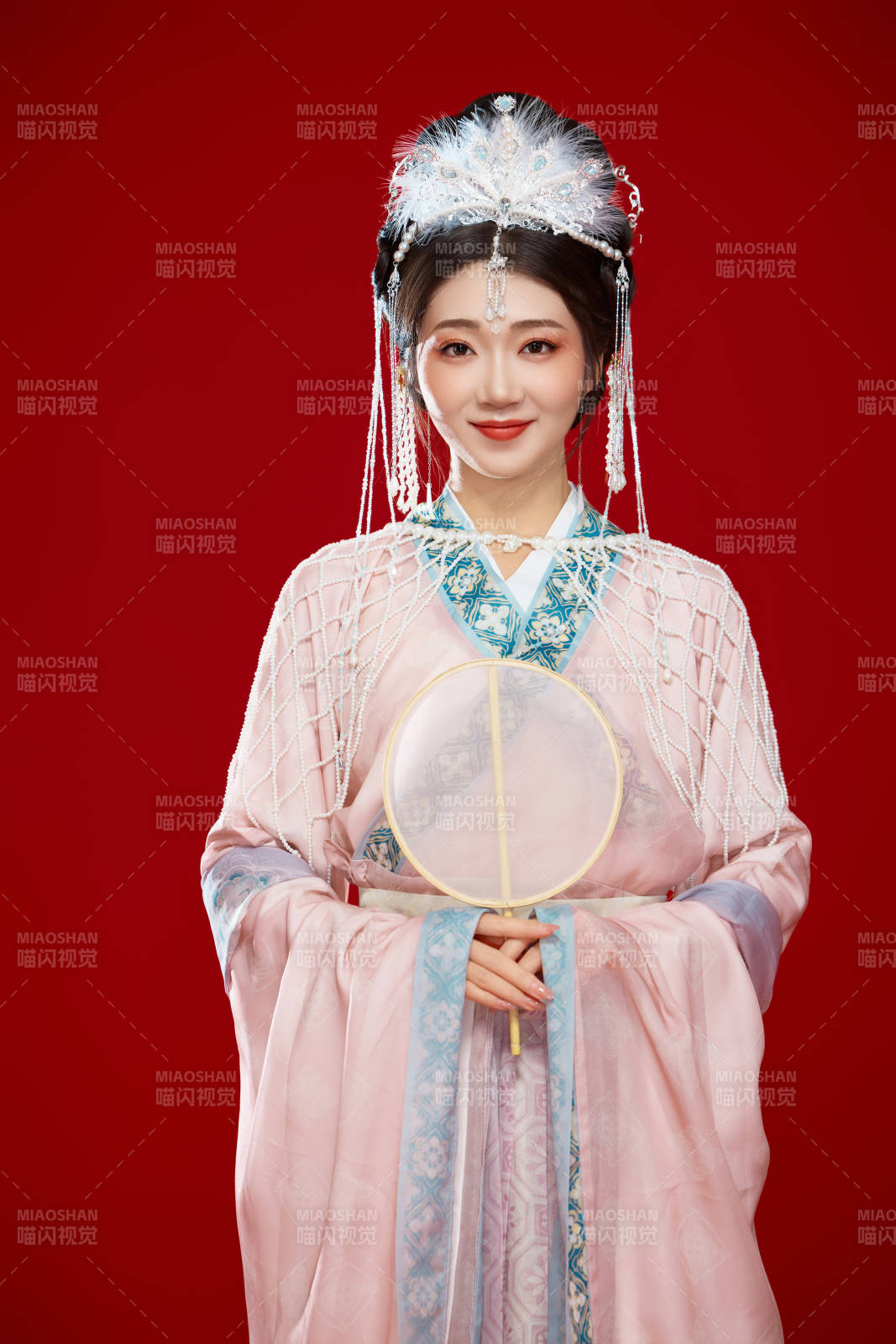 红色背景下身穿中国明朝簪花发饰汉服的美女