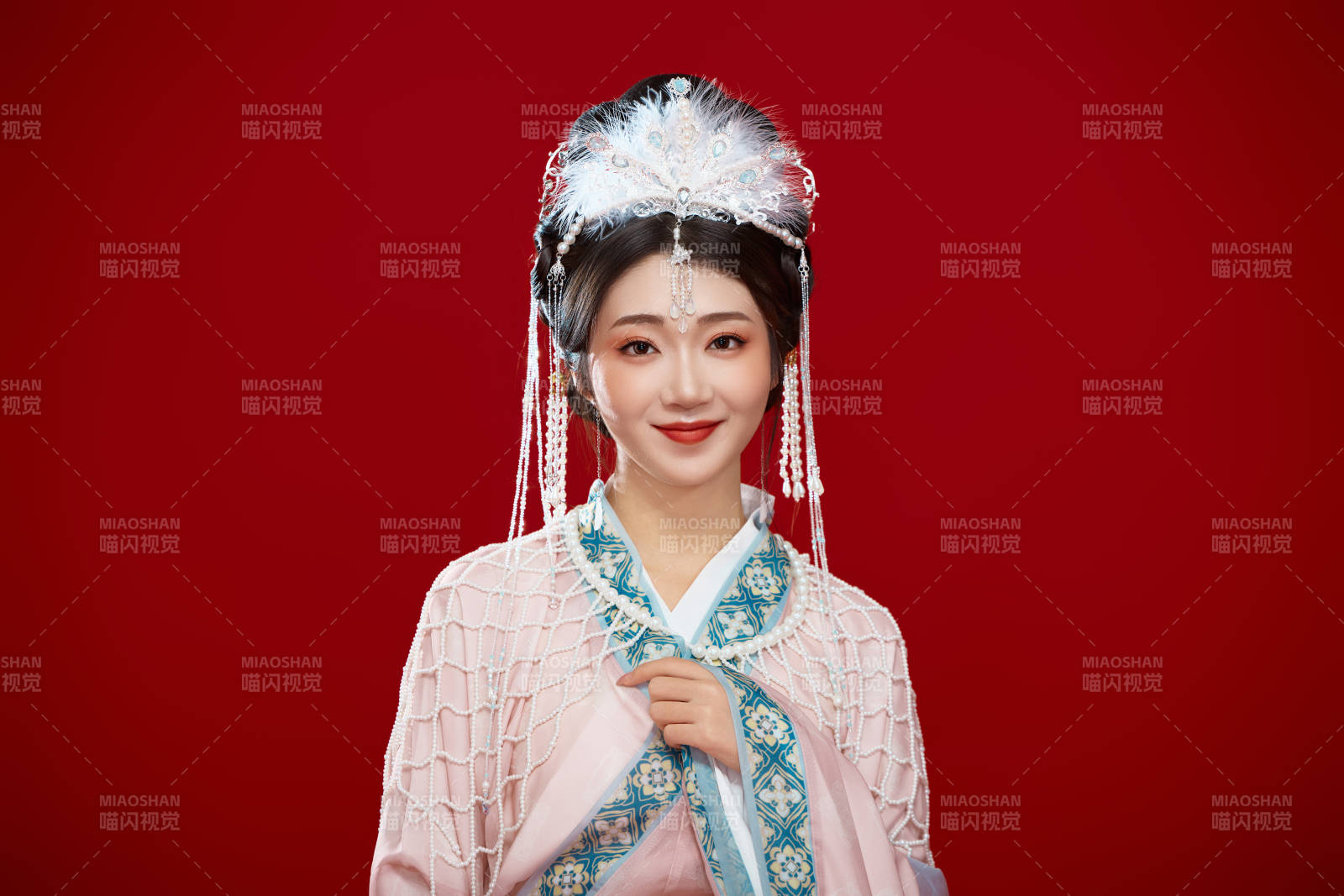 红色背景下身穿中国明朝簪花发饰汉服的美女