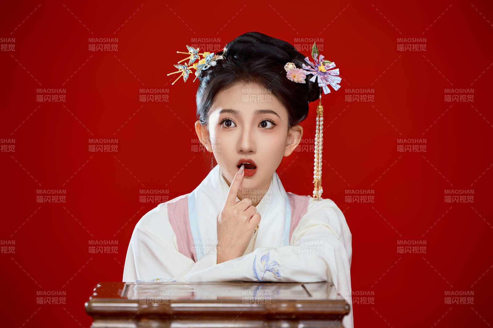 红色背景下穿着中国明朝明制汉服服饰的少女