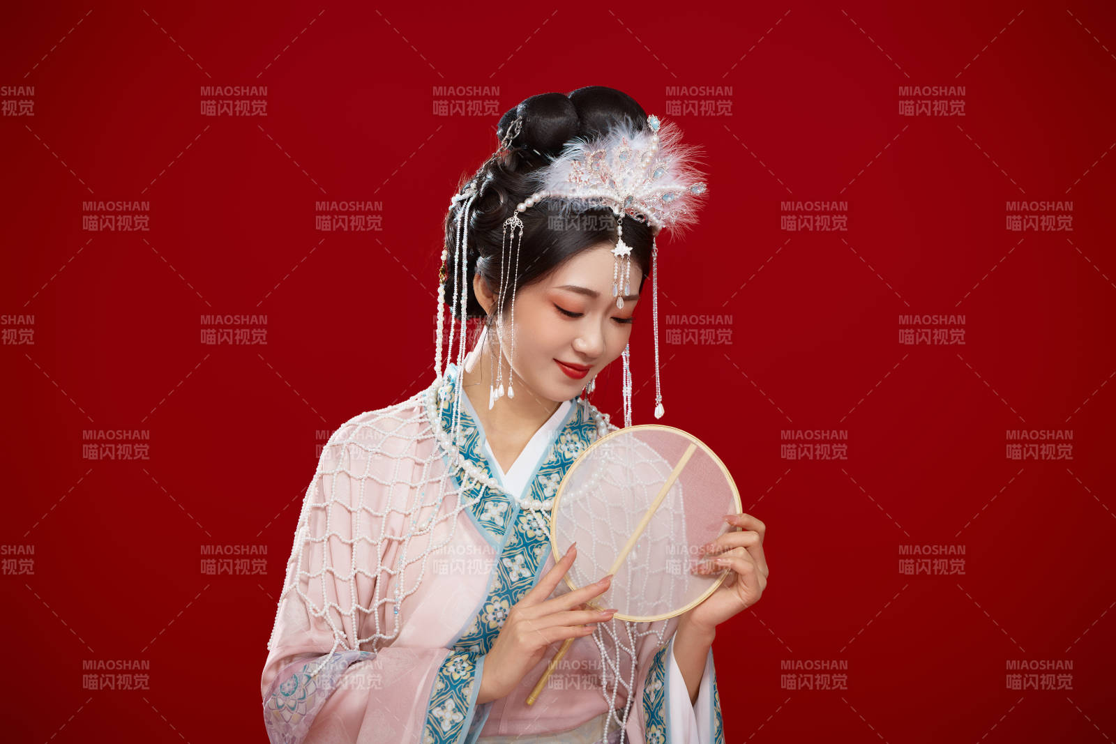 红色背景下身穿中国明朝簪花发饰汉服的美女