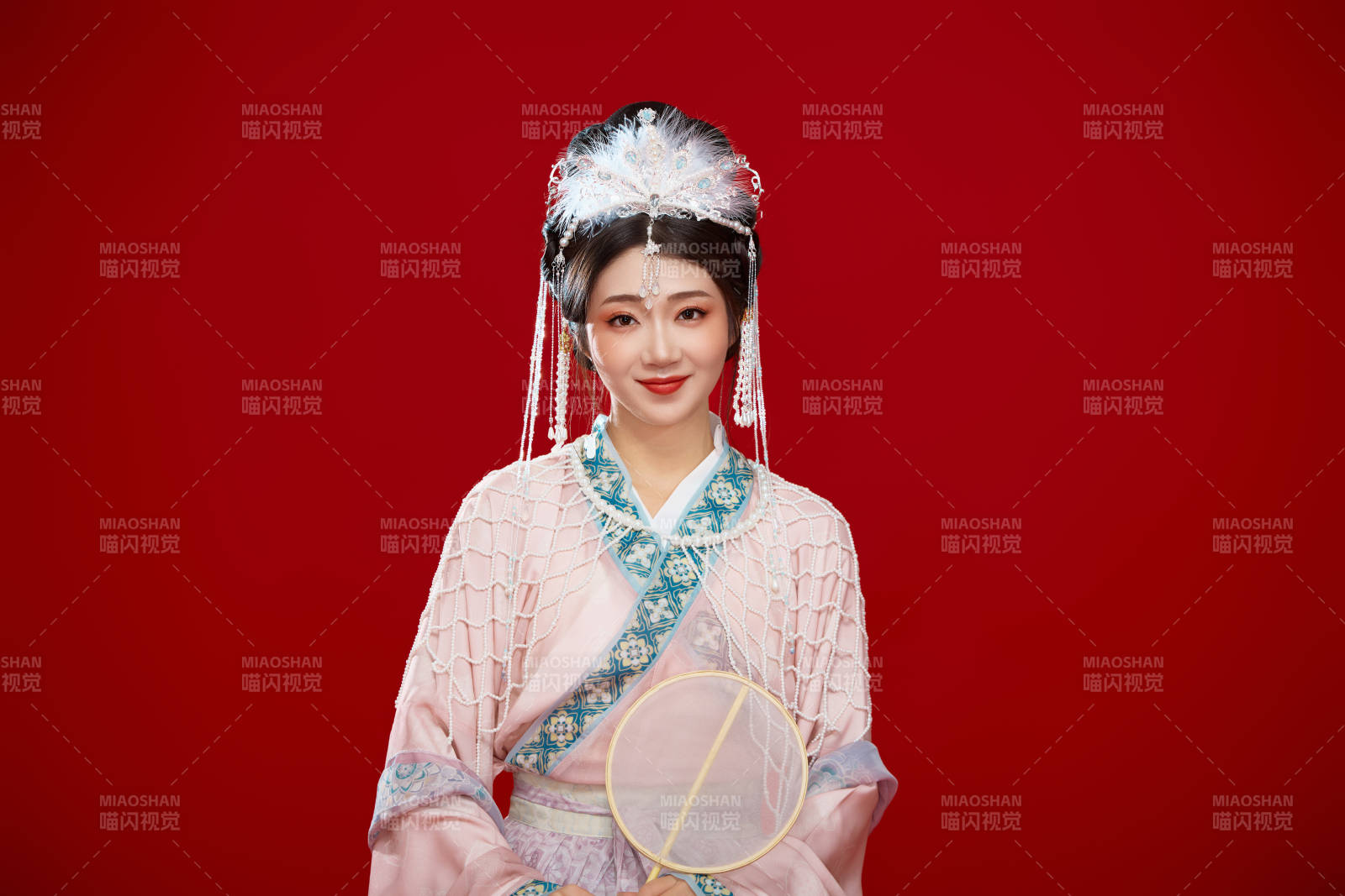 红色背景下身穿中国明朝簪花发饰汉服的美女