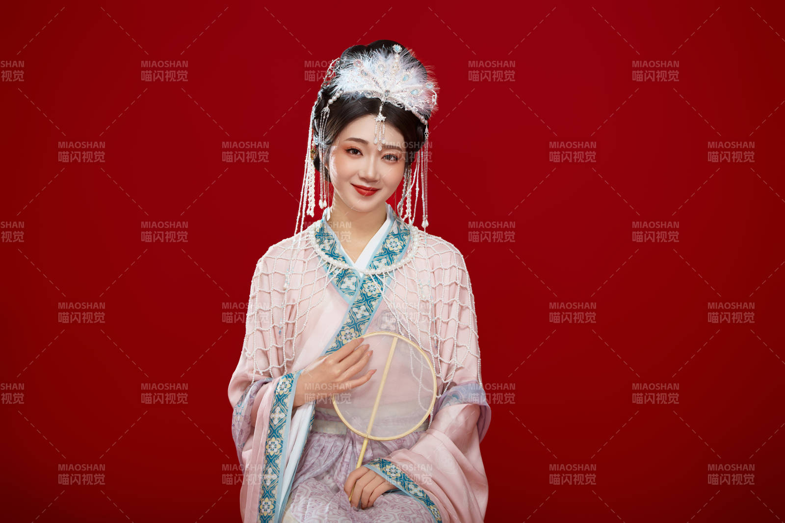 红色背景下身穿中国明朝簪花发饰汉服的美女