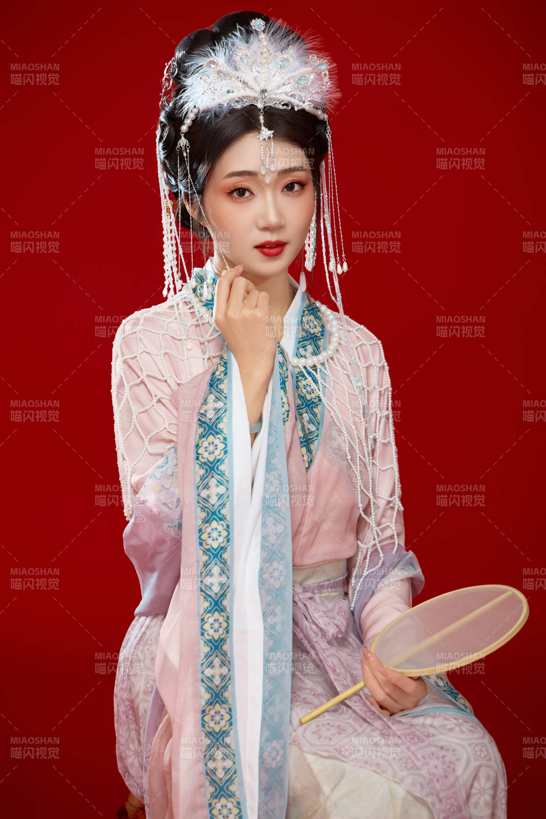 红色背景下身穿中国明朝簪花发饰汉服的美女