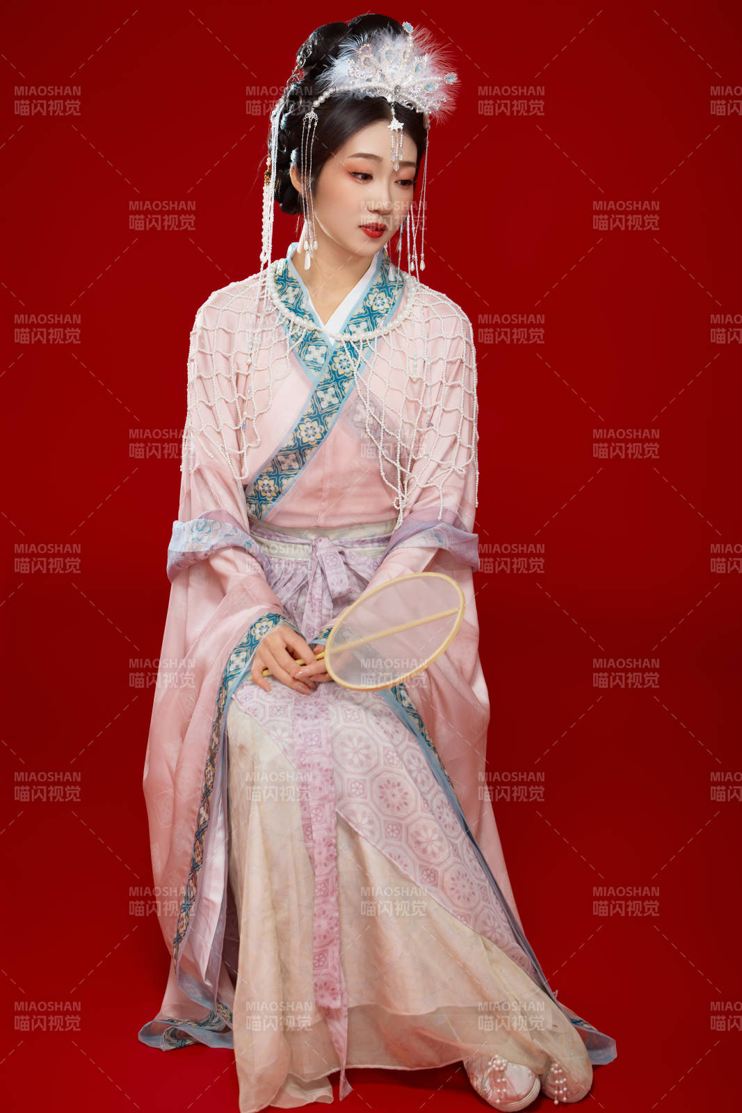 紅色背景下身穿中國明朝簪花發飾漢服的美女