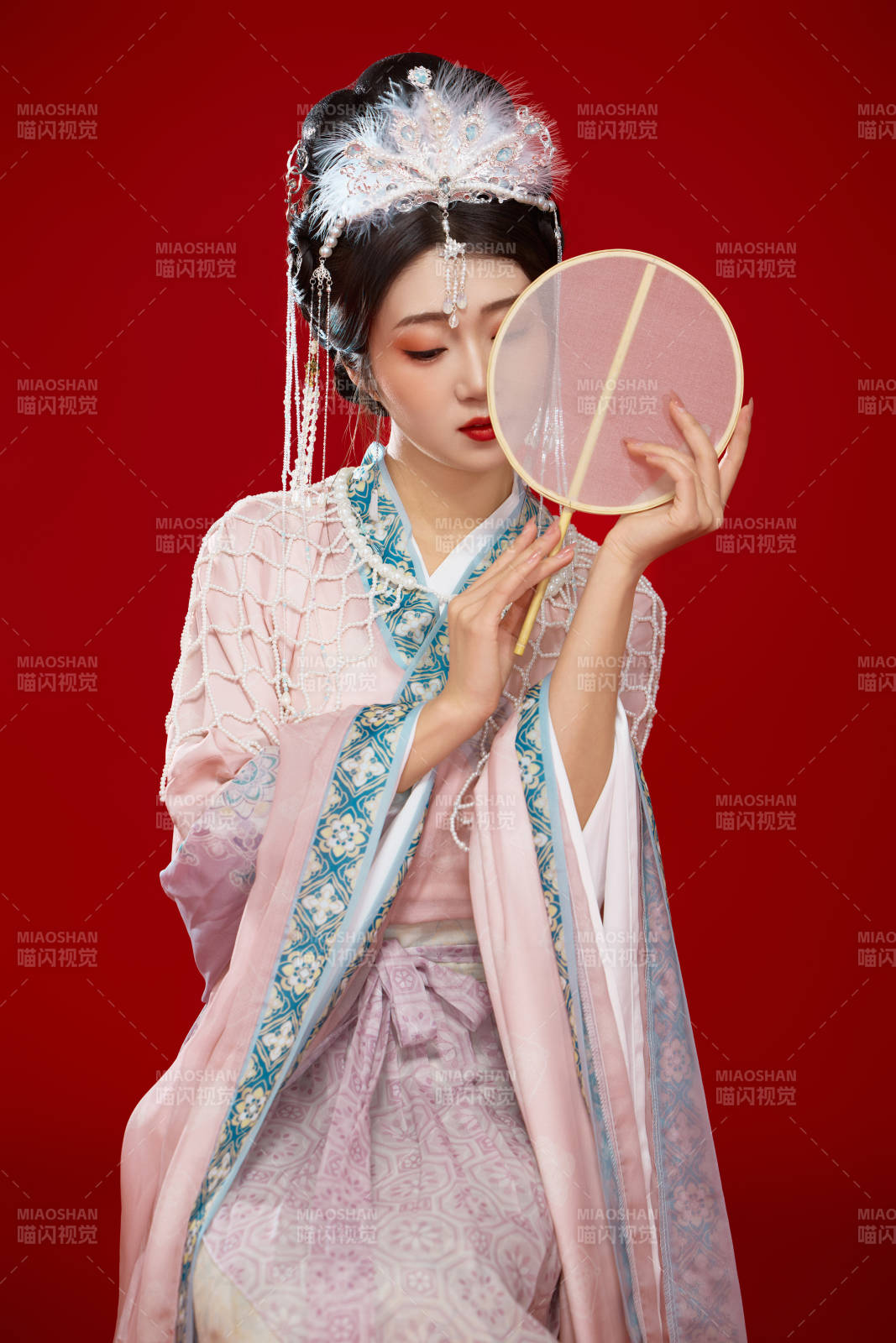 紅色背景下身穿中國明朝簪花發飾漢服的美女