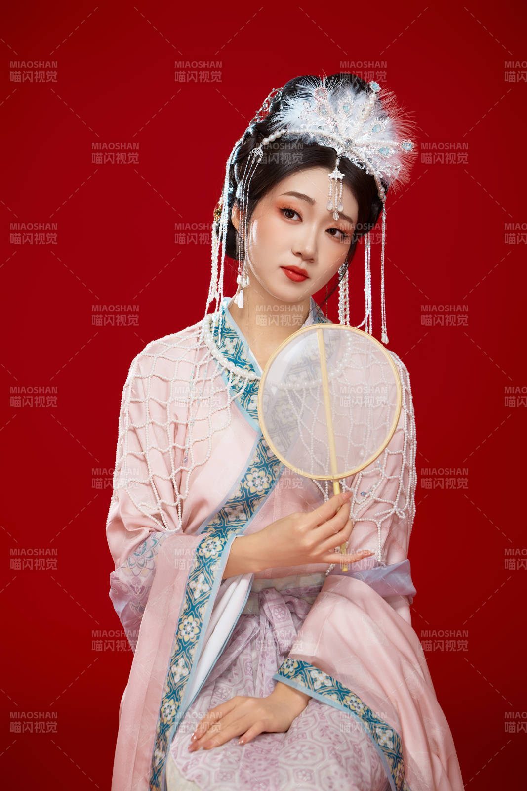 红色背景下身穿中国明朝簪花发饰汉服的美女