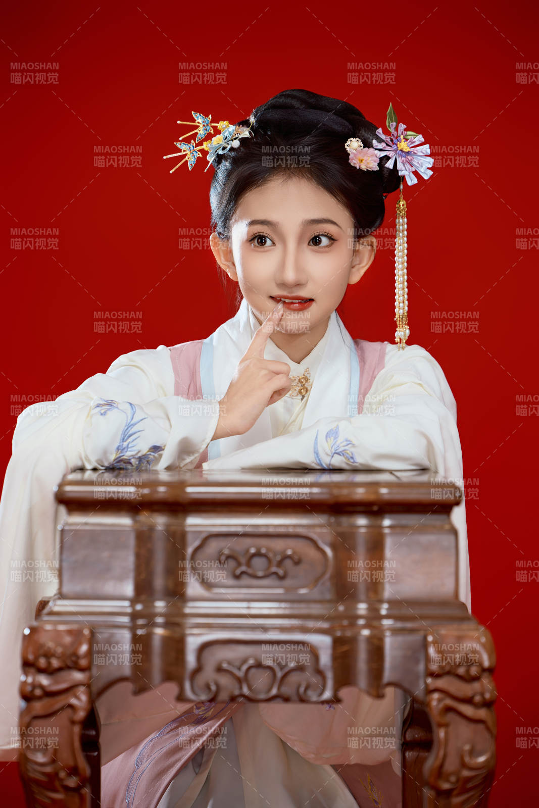 红色背景下穿着中国明朝明制汉服服饰的少女