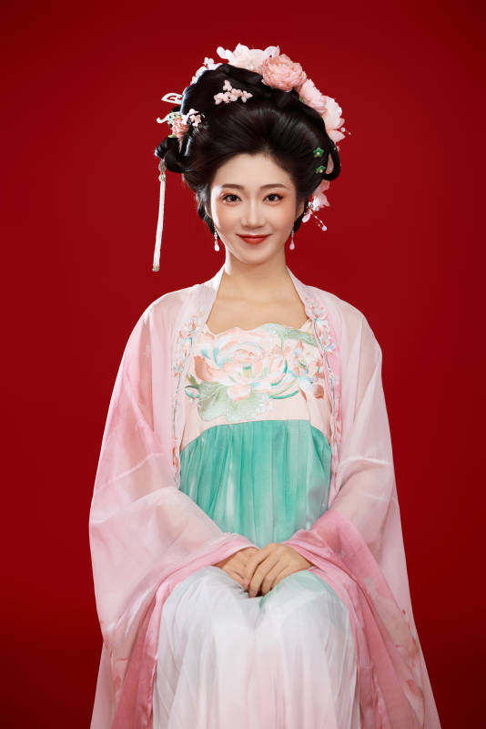 红色背景下穿着中国古代唐朝服饰的美女