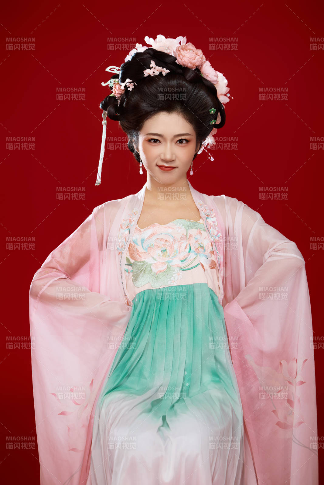 红色背景下穿着中国古代唐朝服饰的美女