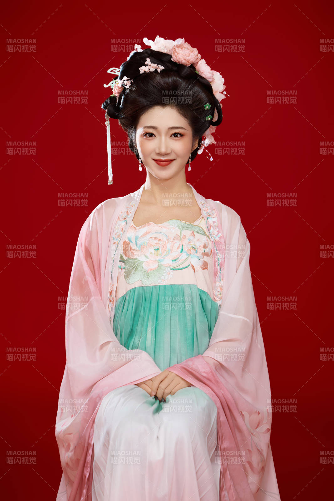红色背景下穿着中国古代唐朝服饰的美女