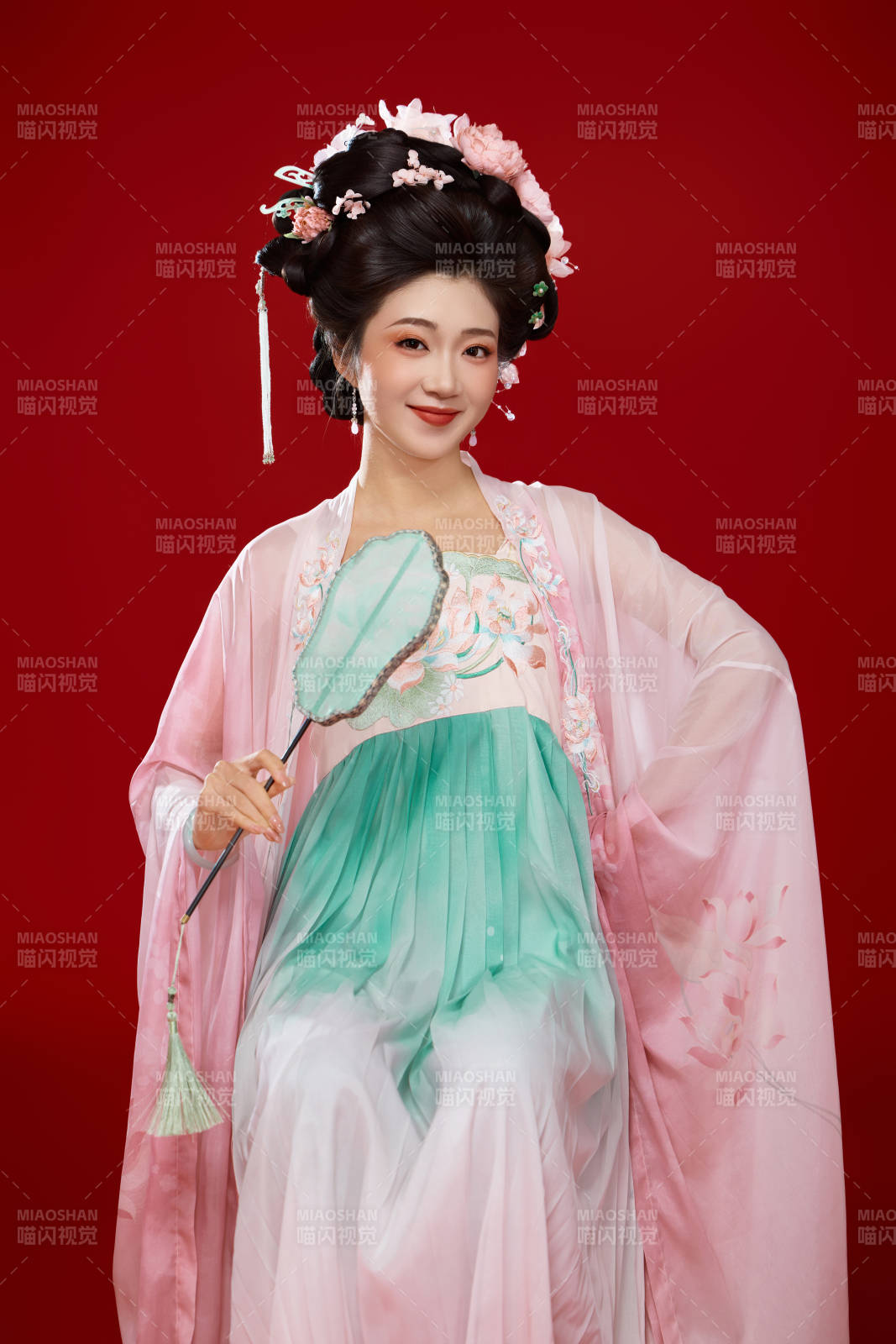 红色背景下穿着中国古代唐朝服饰的美女
