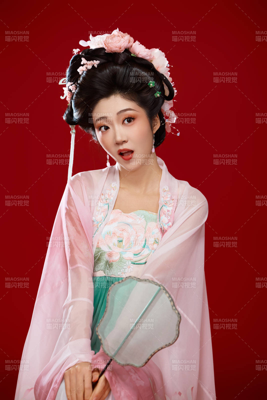 红色背景下穿着中国古代唐朝服饰的美女