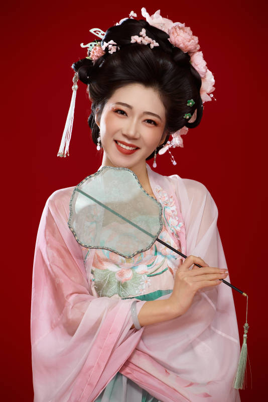 红色背景下穿着中国古代唐朝服饰的美女