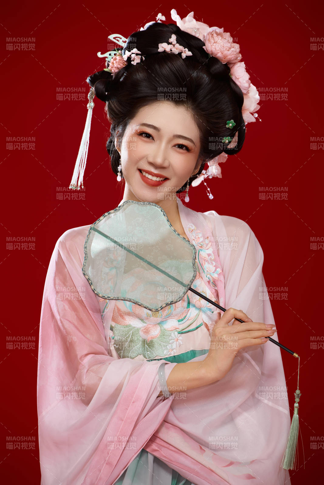 红色背景下穿着中国古代唐朝服饰的美女