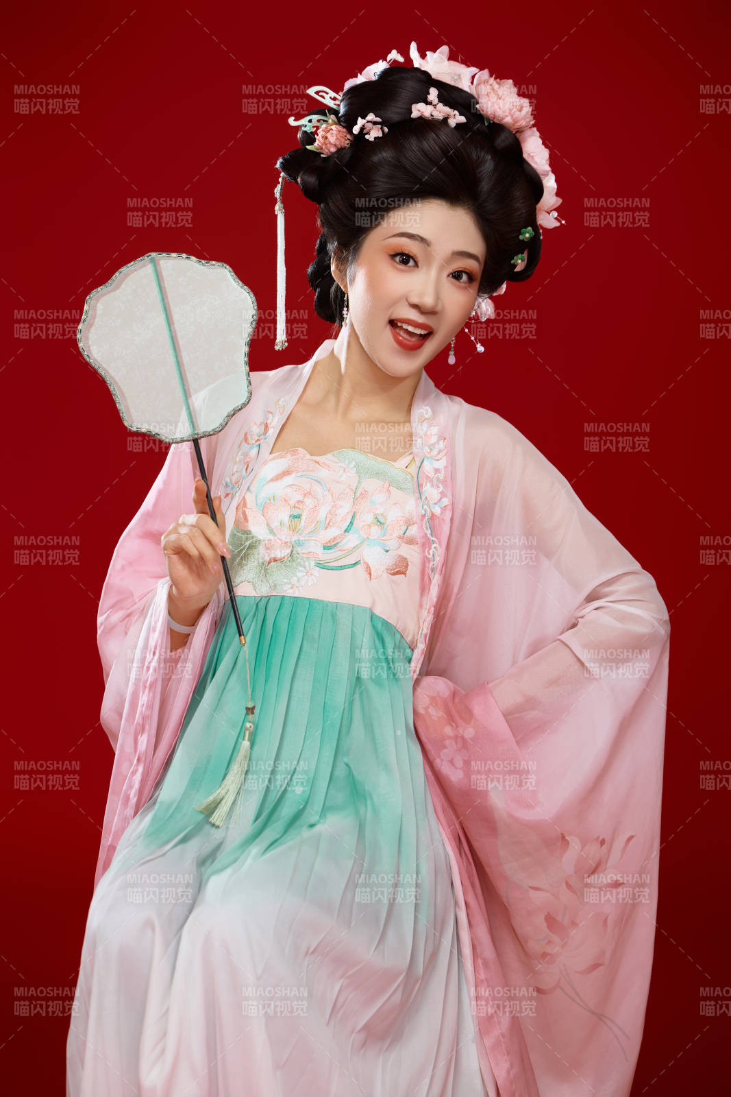 红色背景下穿着中国古代唐朝服饰的美女