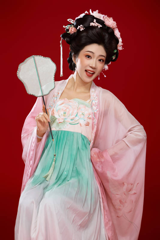 红色背景下穿着中国古代唐朝服饰的美女