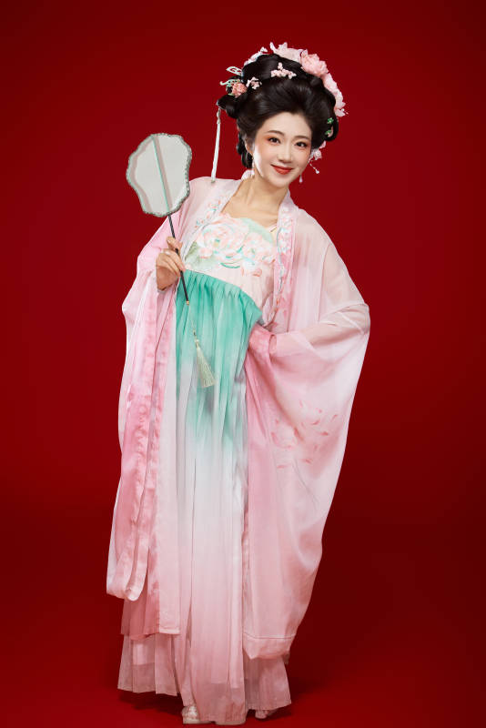 红色背景下穿着中国古代唐朝服饰的美女