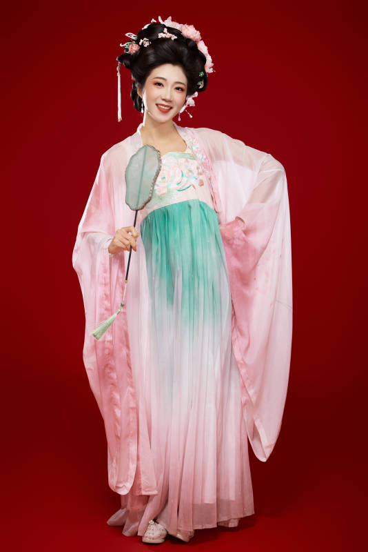 红色背景下穿着中国古代唐朝服饰的美女
