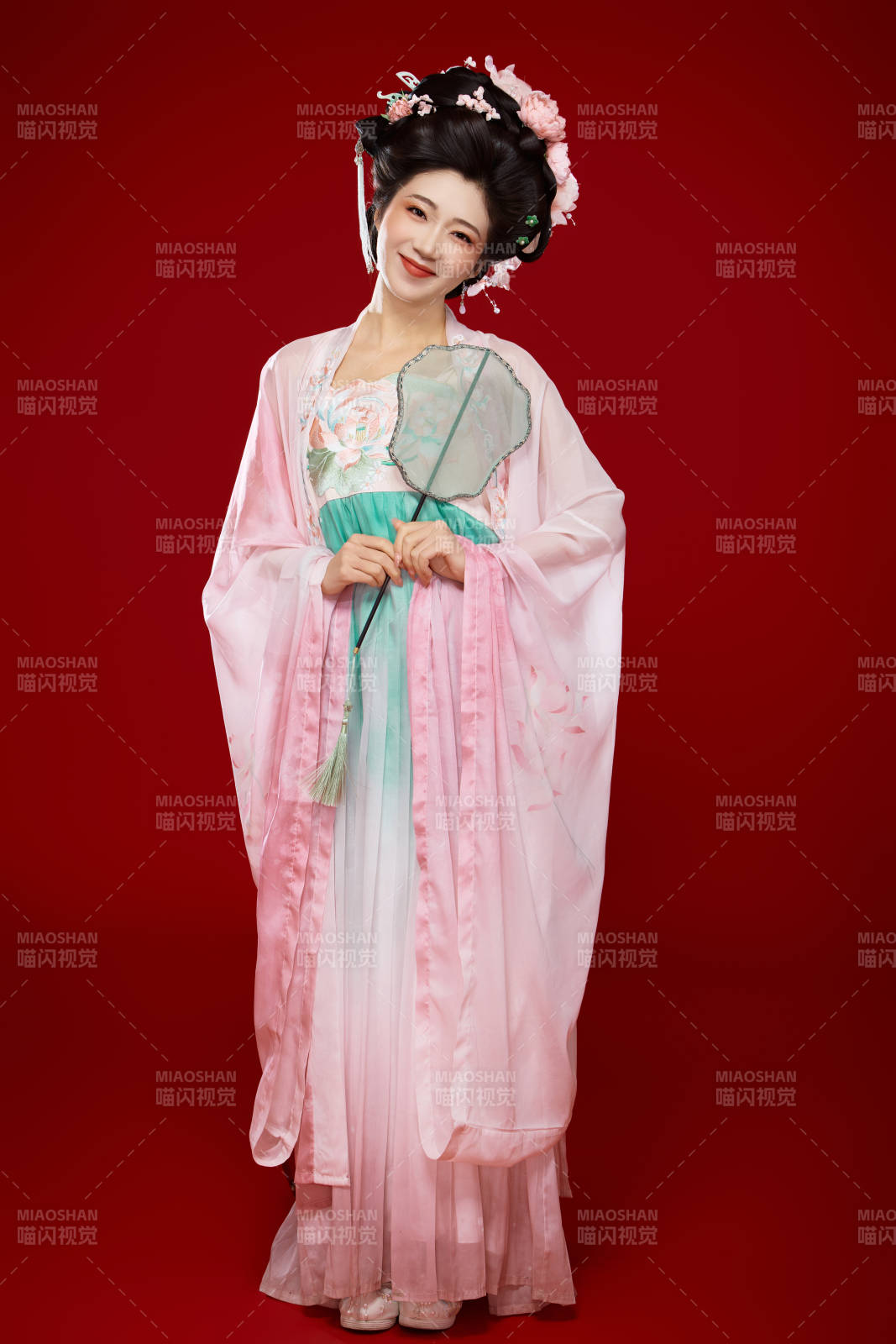 红色背景下穿着中国古代唐朝服饰的美女