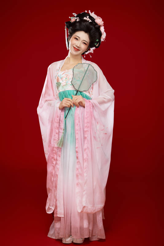 红色背景下穿着中国古代唐朝服饰的美女