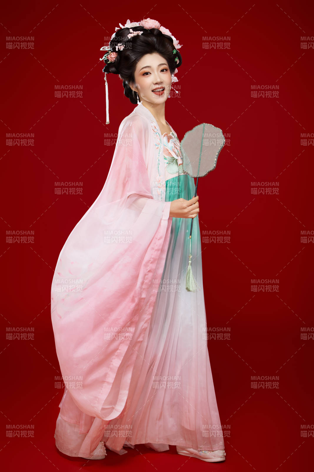 红色背景下穿着中国古代唐朝服饰的美女