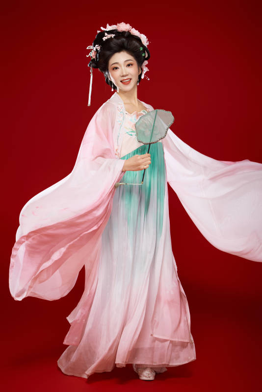 红色背景下穿着中国古代唐朝服饰的美女