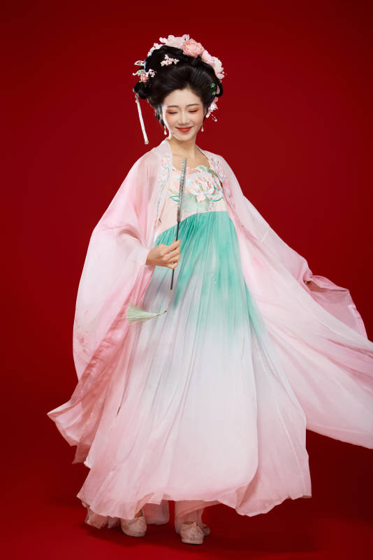 紅色背景下穿著中國古代唐朝服飾的美女