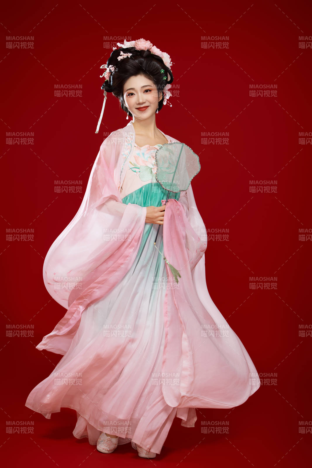 红色背景下穿着中国古代唐朝服饰的美女