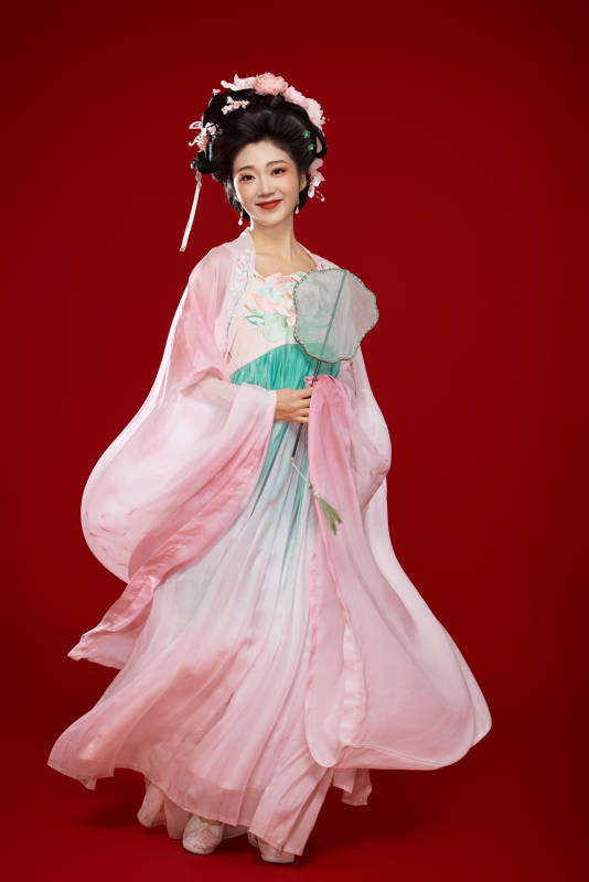红色背景下穿着中国古代唐朝服饰的美女