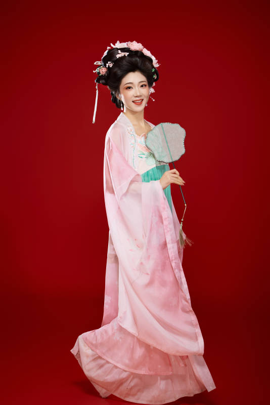 红色背景下穿着中国古代唐朝服饰的美女