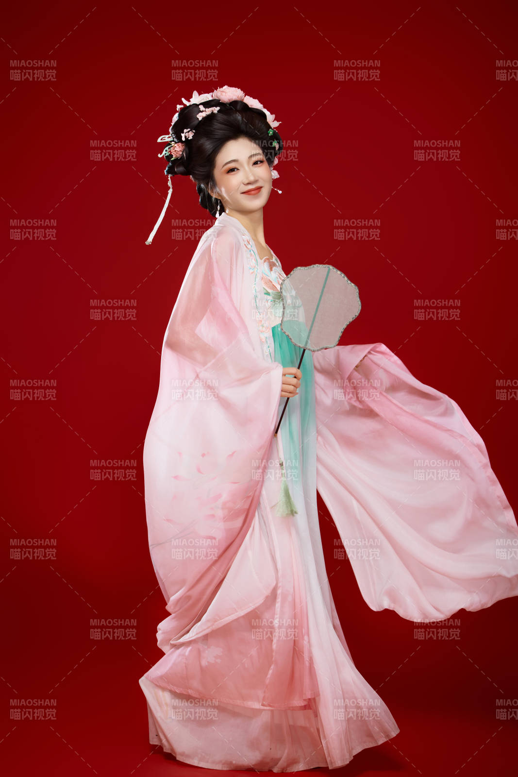 红色背景下穿着中国古代唐朝服饰的美女