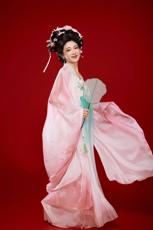 红色背景下穿着中国古代唐朝服饰的美女