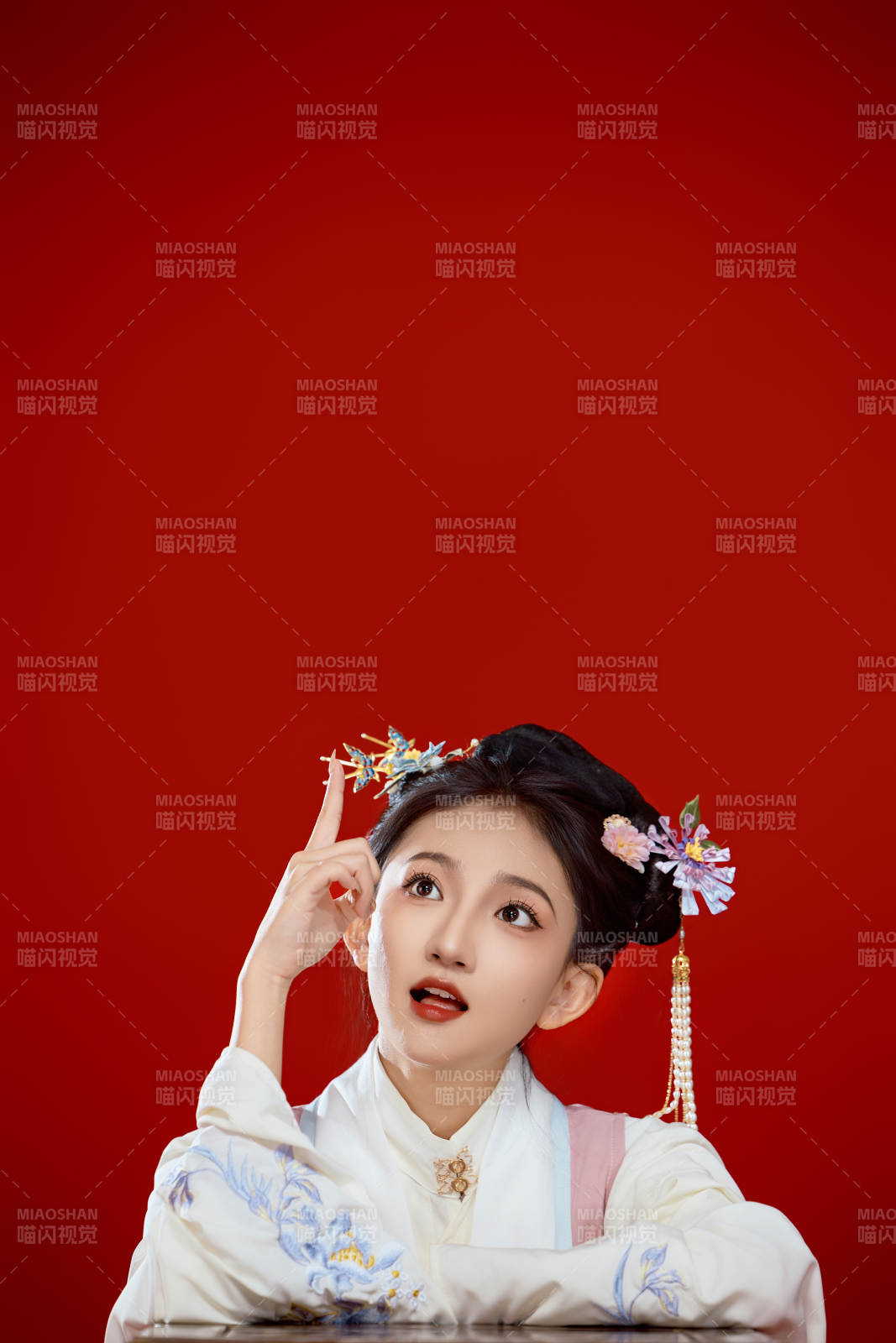 红色背景下穿着中国明朝明制汉服服饰的少女