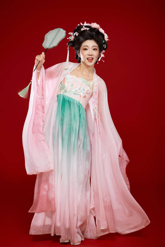 紅色背景下穿著中國古代唐朝服飾的美女