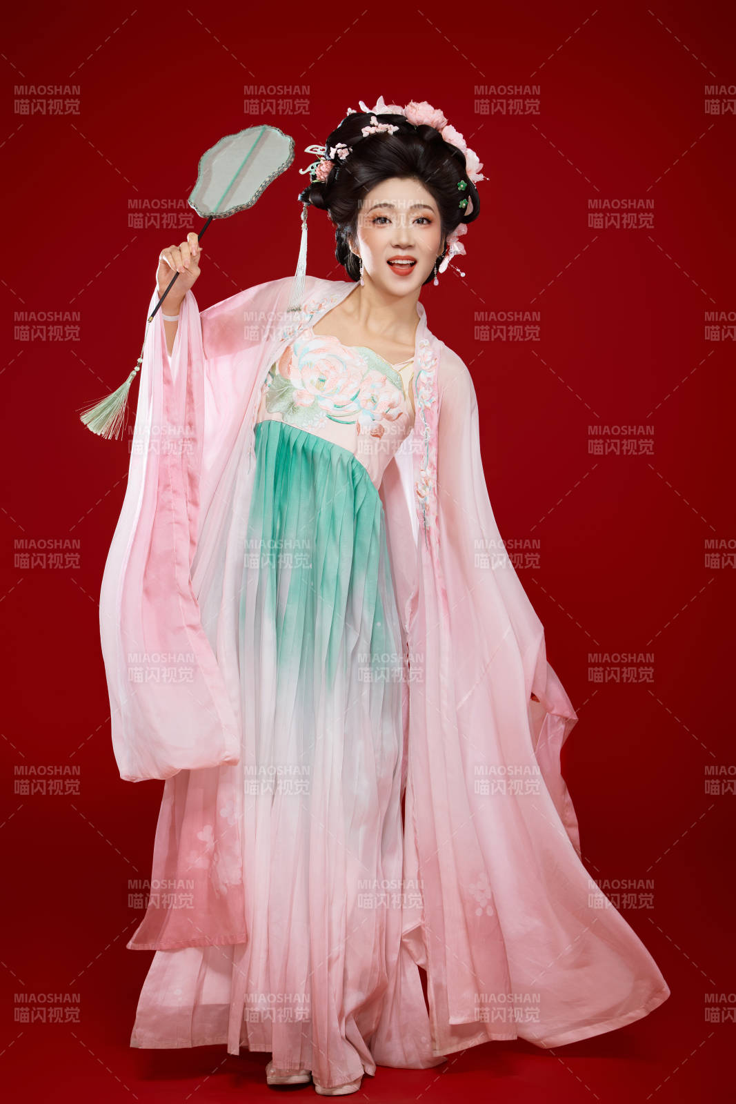 紅色背景下穿著中國古代唐朝服飾的美女